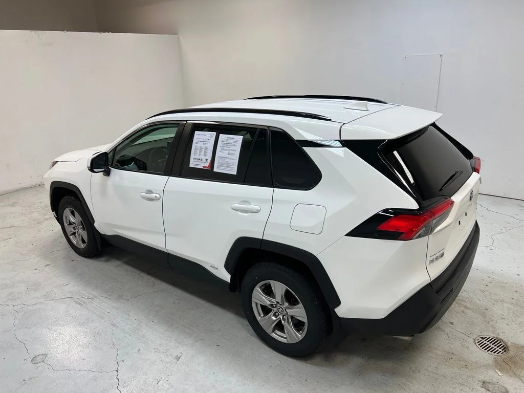 Used 2022 White Toyota XLE image 5