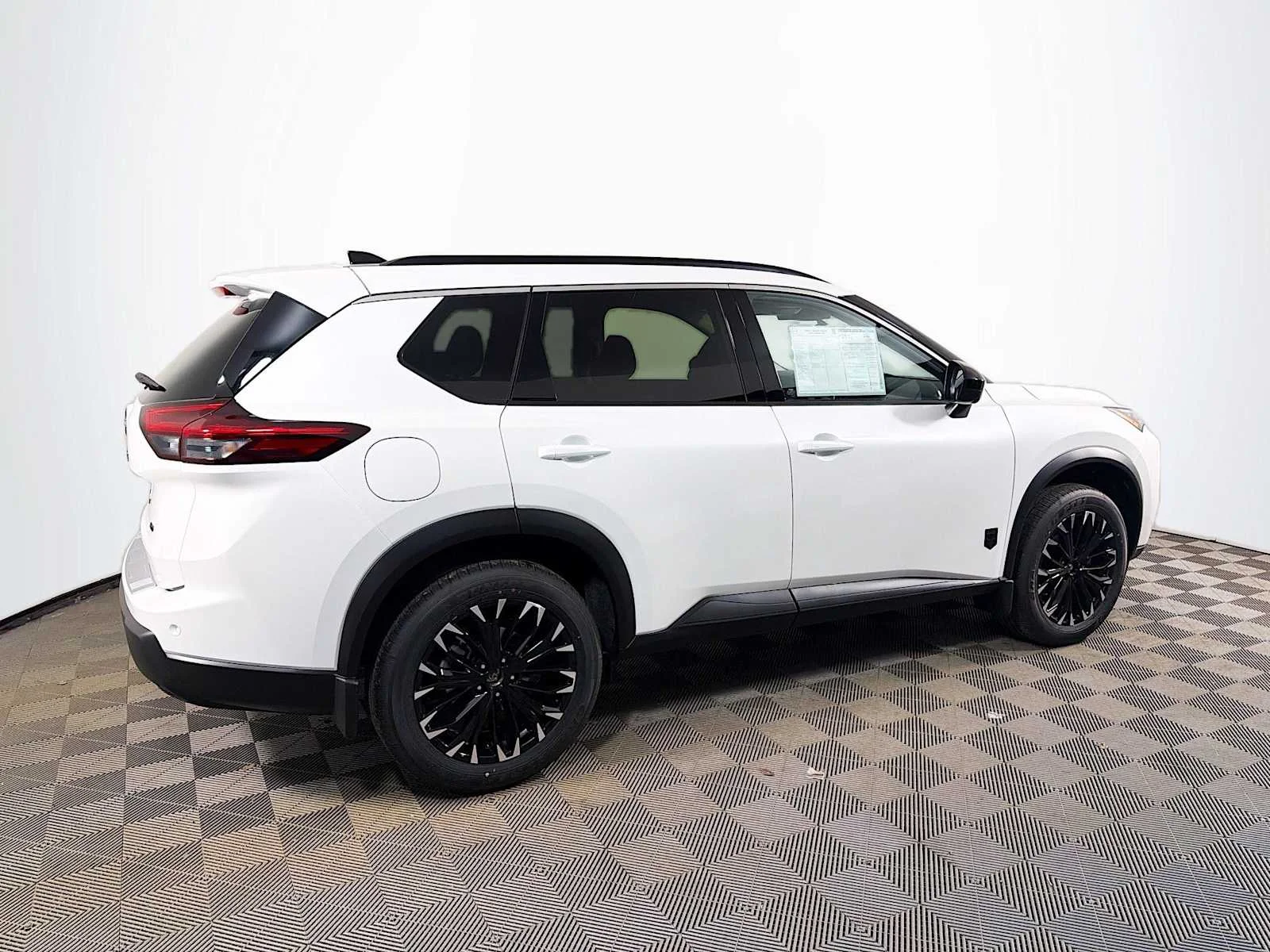 New 2026 Everest White Pearl TriCoat Nissan Dark Armor™ image 2