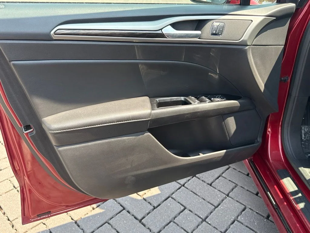Used 2016 Red Ford SE image 18
