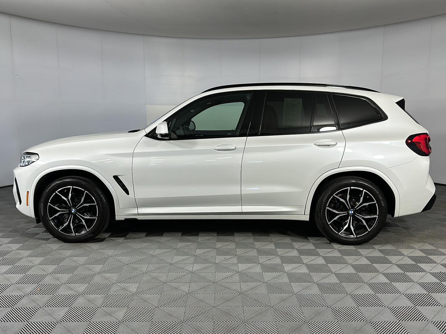 Used 2024 Mineral White Metallic BMW xDrive30i image 4