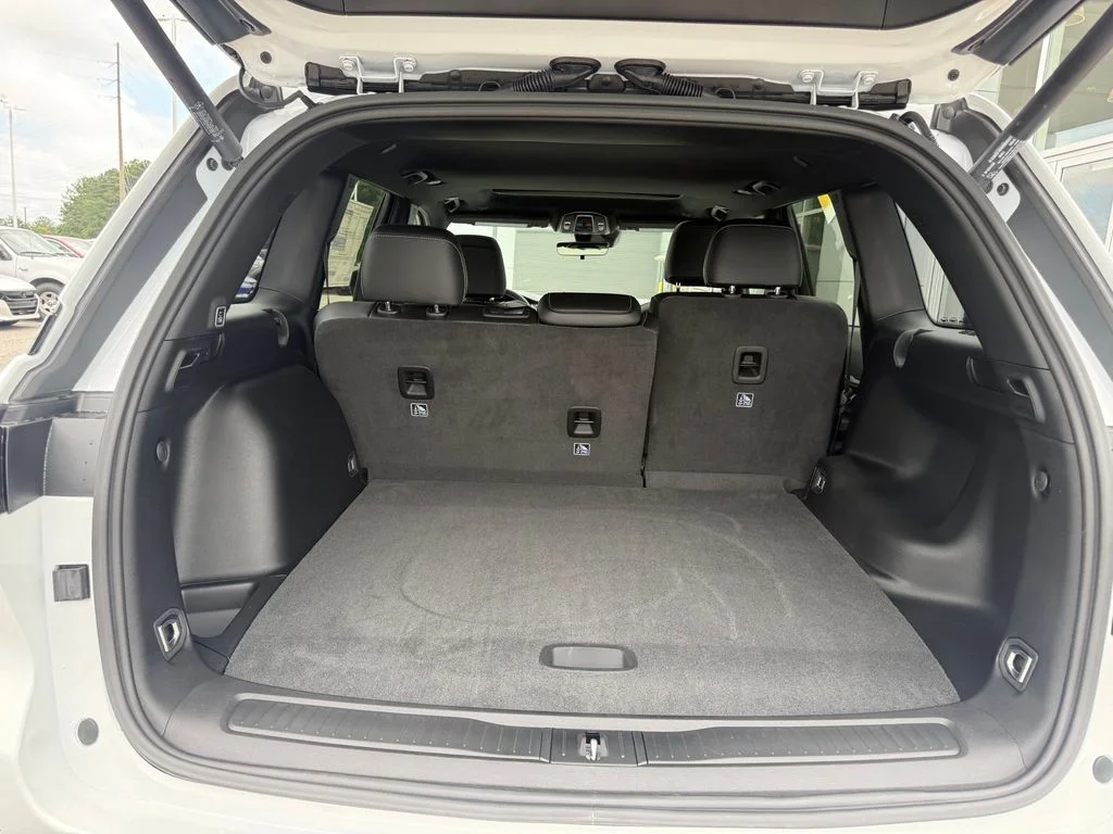 New 2026 Bright White Clear-Coat Exterior Paint Jeep Altitude image 19