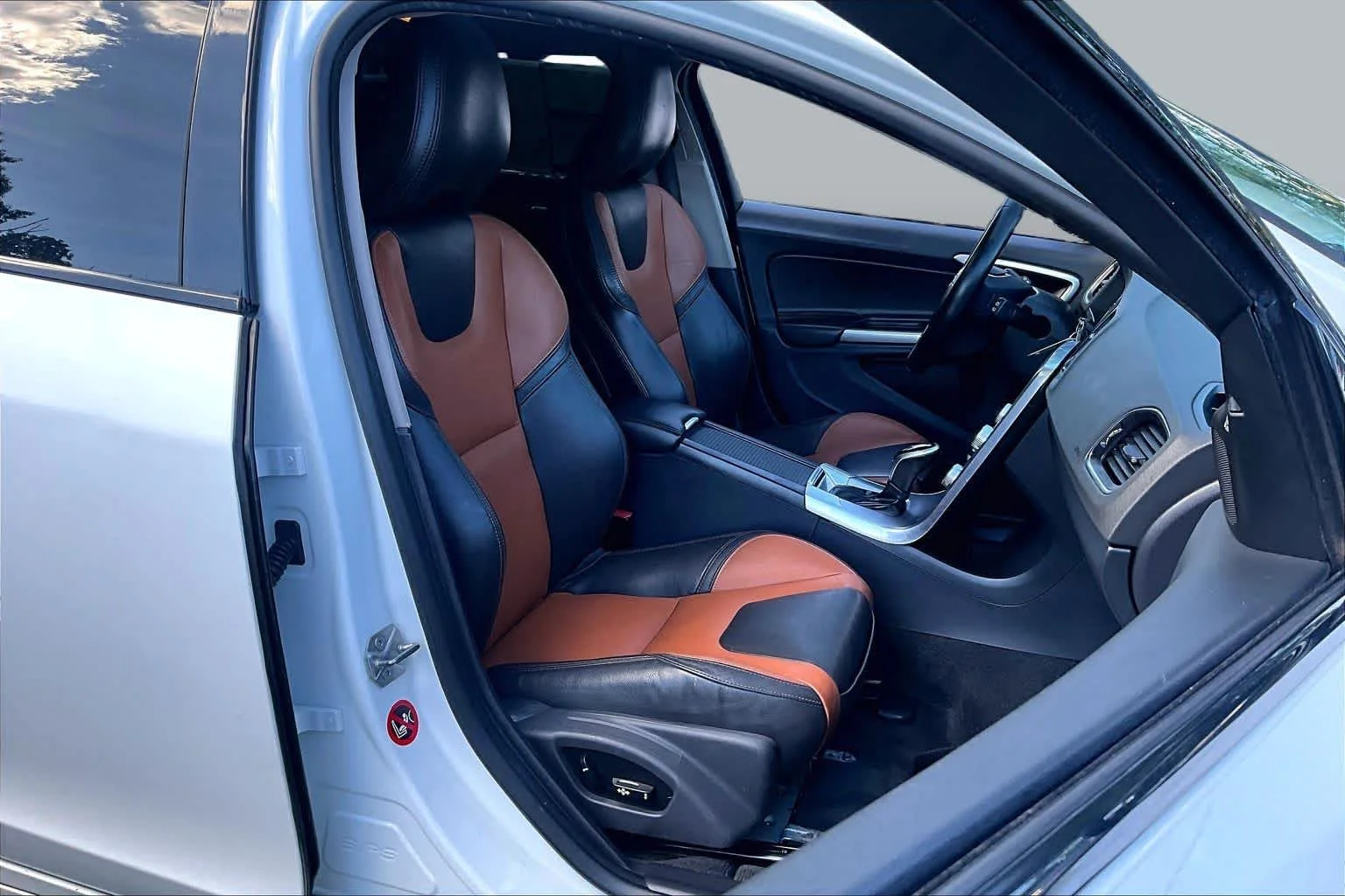 Used 2018 Crystal White Pearl Metallic Volvo  image 8