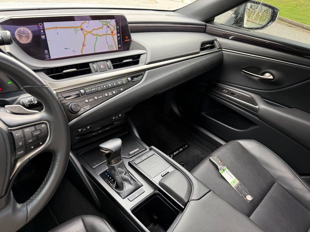 Used 2019 White Lexus 350 image 31
