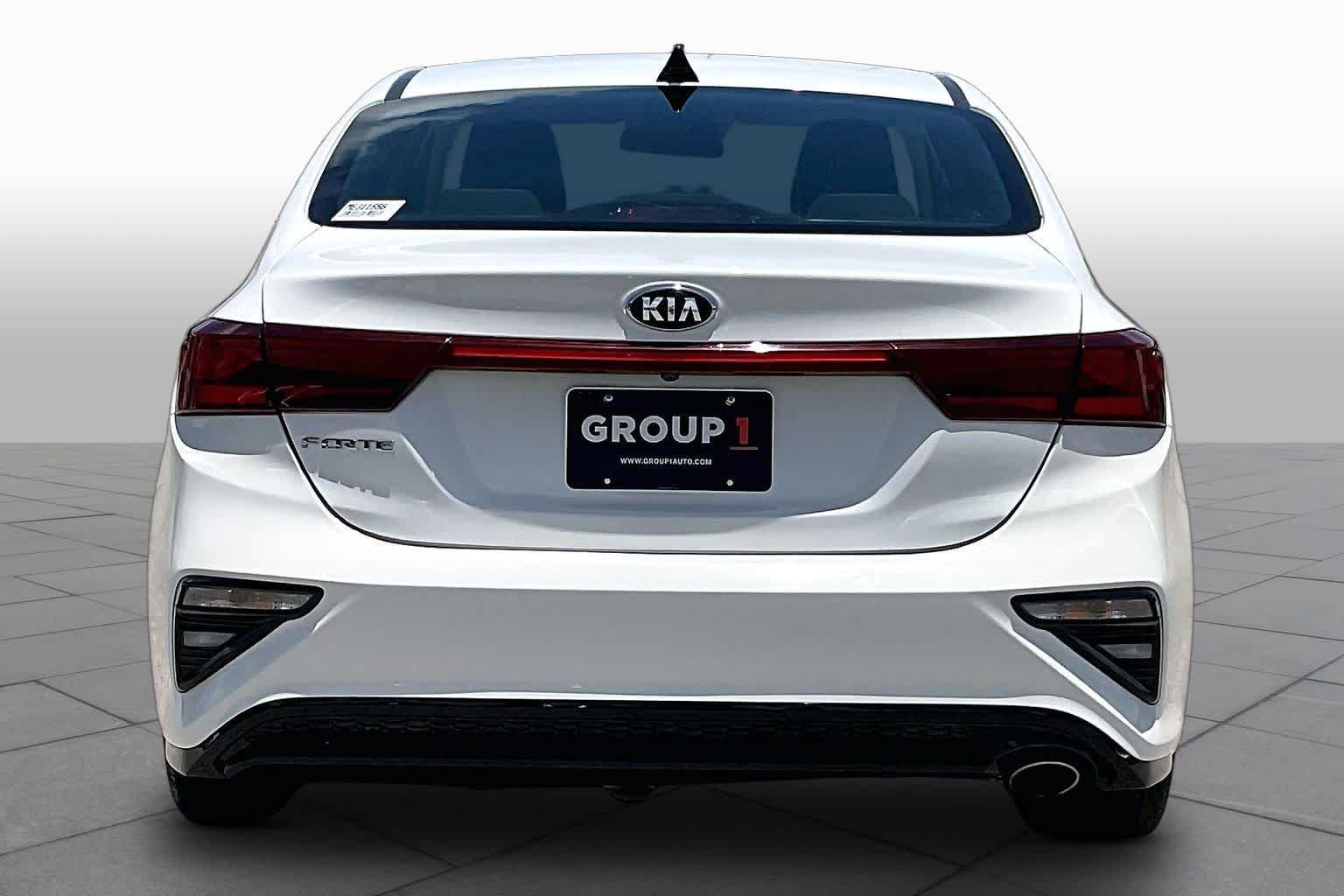 Used 2021 Clear White Kia LXS image 5