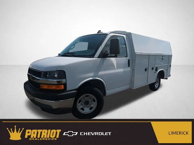 2025 Chevrolet Express Cutaway Base