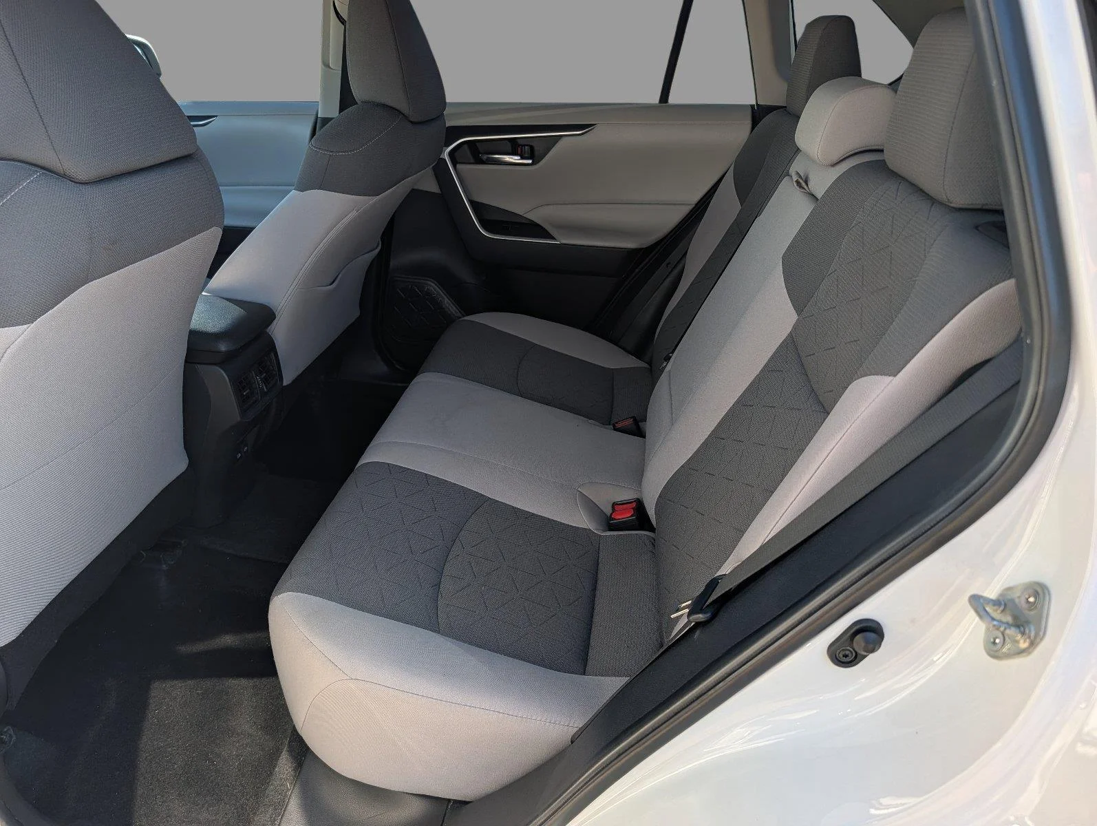 Used 2022 White Toyota XLE image 27