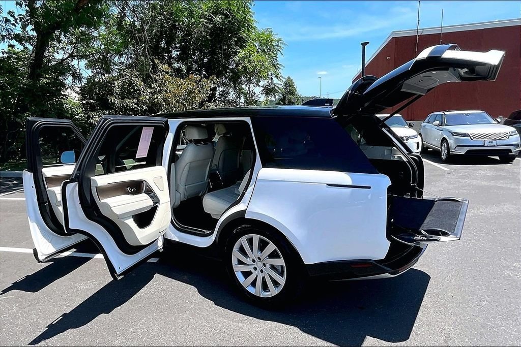 Used 2025 White Land Rover SE image 29
