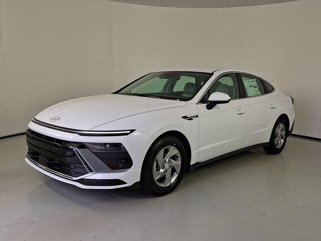 New 2026 White Hyundai SE image 4