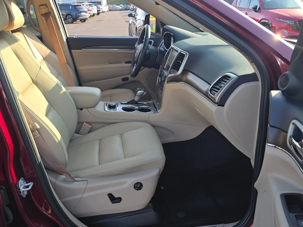 Used 2018 Velvet Red Pearl Coat Jeep Limited image 22