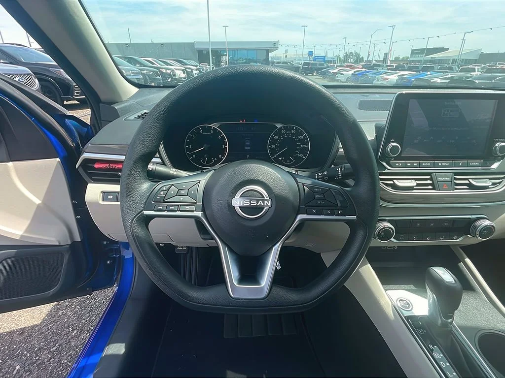 Used 2025 Bluestone Pearl Nissan SV image 15