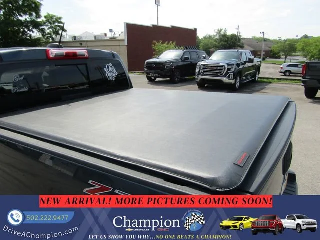 Used 2019 SHADOW GRAY METALLIC Chevrolet 4WD Z71 image 8