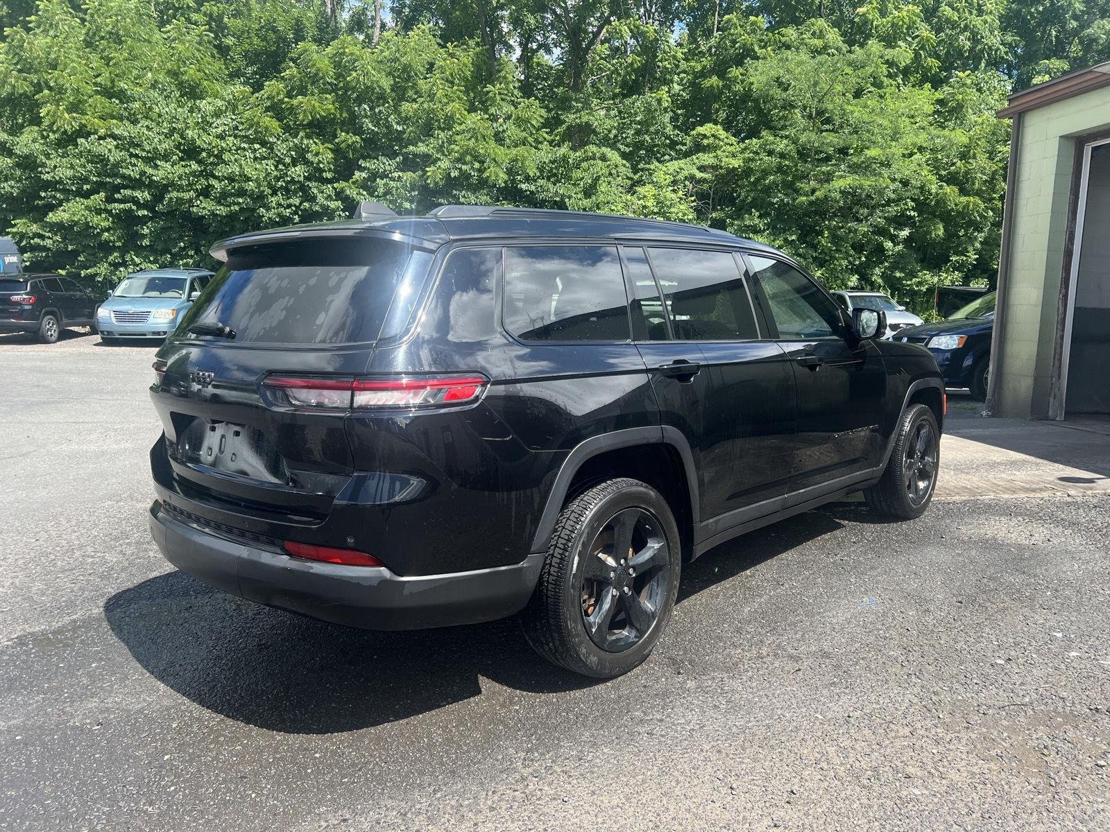 Used 2023 Diamond Black Crystal Pearlcoat Jeep Altitude X image 3