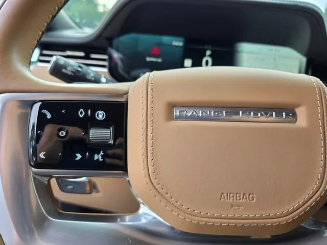 Used 2025 Ostuni Pearl Wht Prem Met Land Rover Autobiography image 21