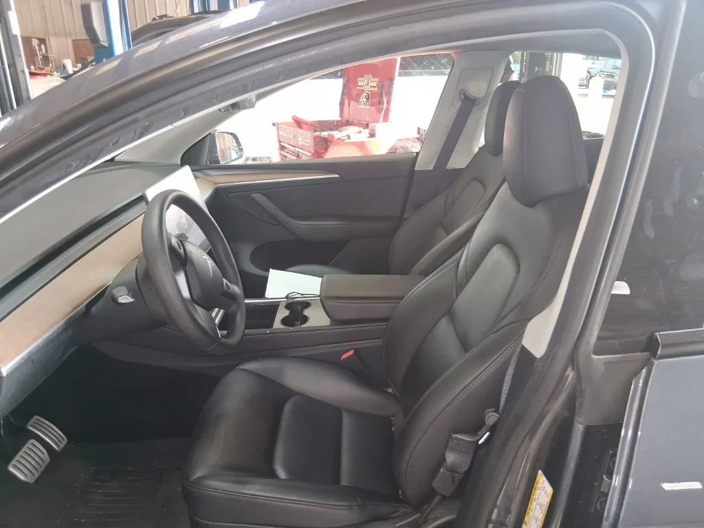 Used 2023  Tesla Performance image 4