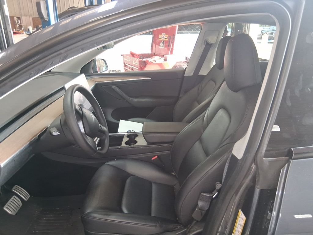 Used 2023  Tesla Performance image 4