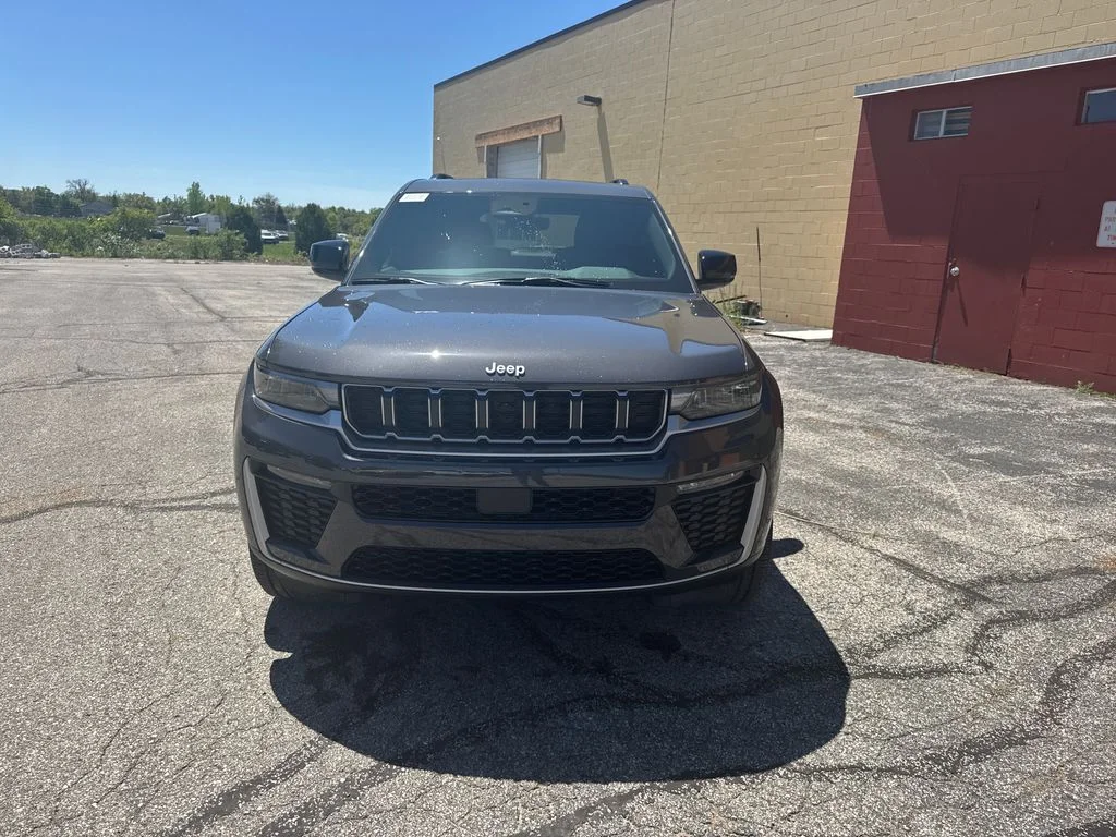 New 2026 Baltic Gray Metallic Clear-Coat Exterior Paint Jeep Limited image 3