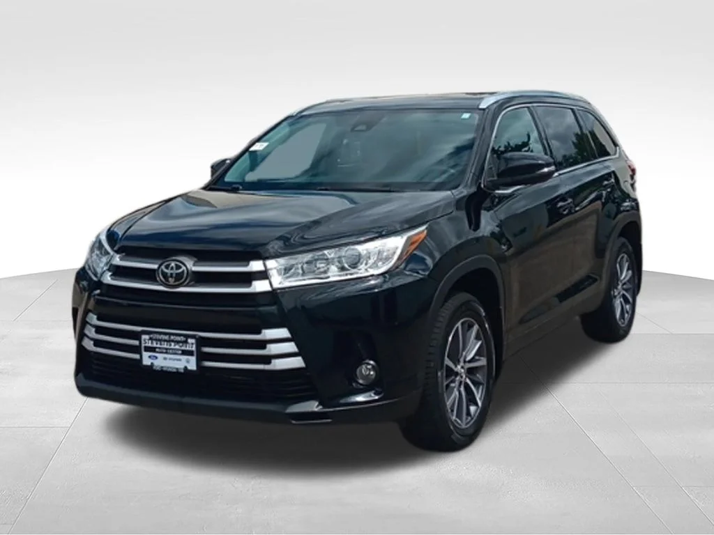 Used 2019 Midnight Black Metallic Toyota XLE image 3