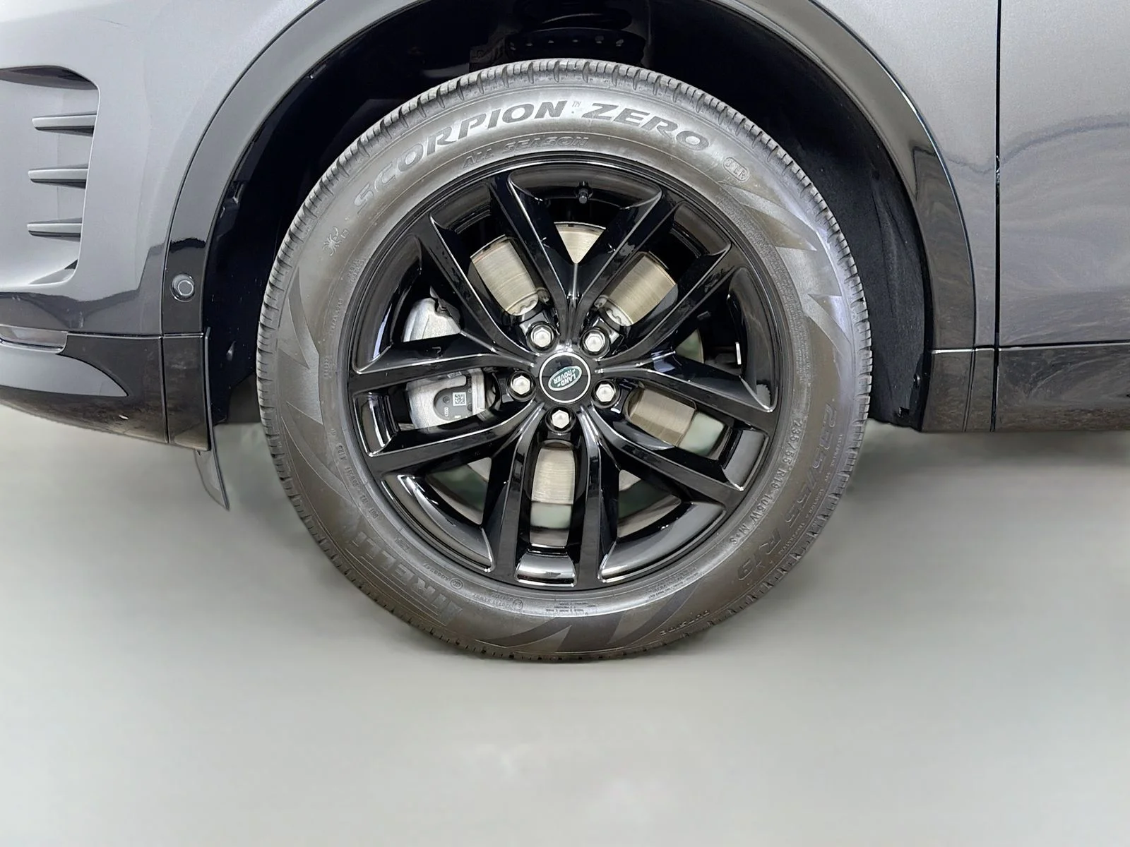 Used 2025 Carpathian Gray Premium Metallic Land Rover SE image 36