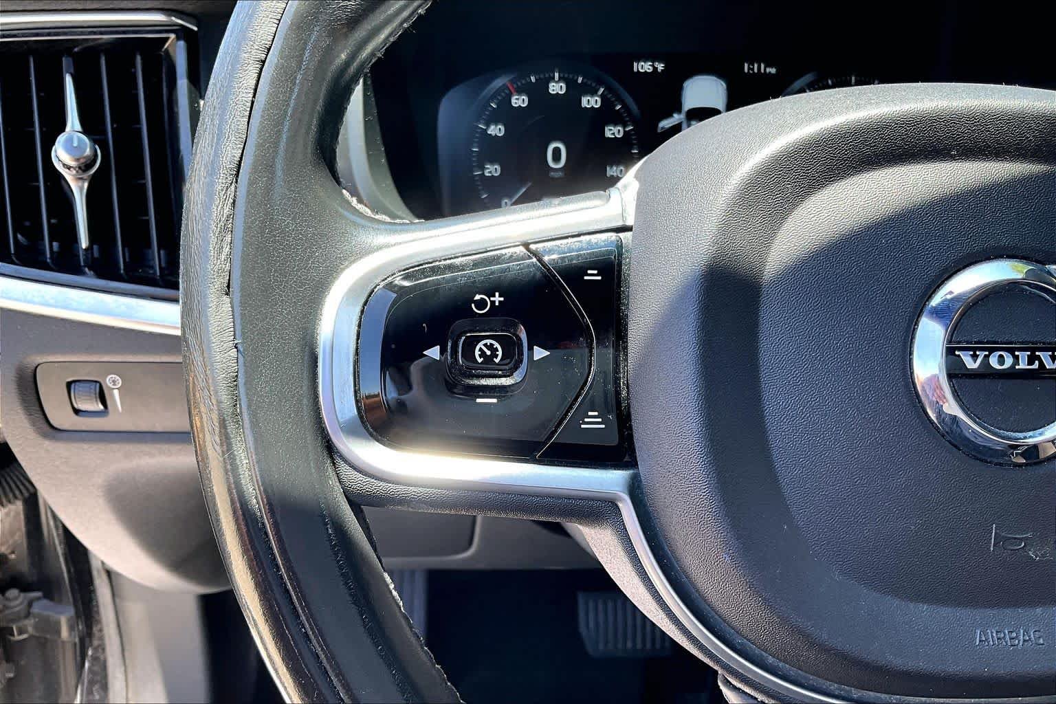 Used 2018 Onyx Black Metallic Volvo Momentum image 22