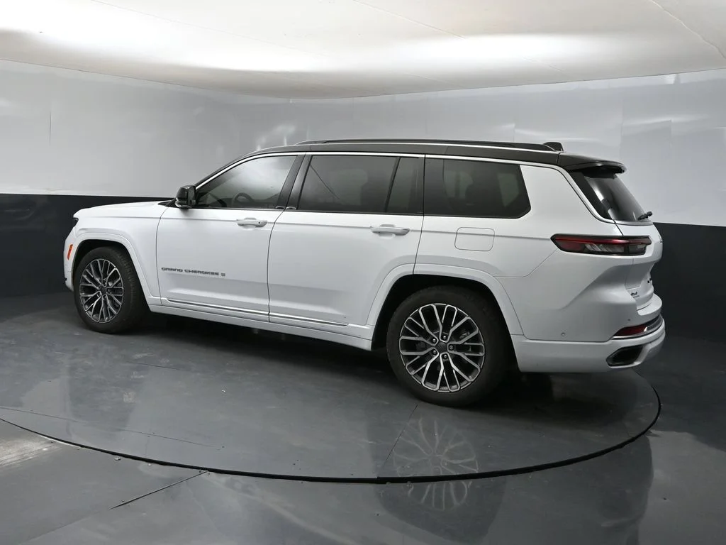 Used 2024 White Jeep Summit image 4
