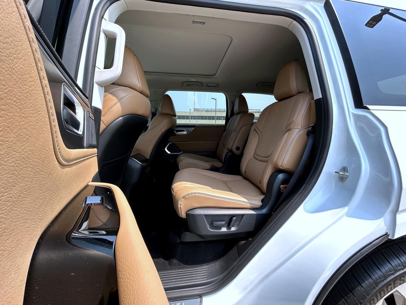 New 2027 RADIANT WHITE INFINITI Luxe 4WD image 21