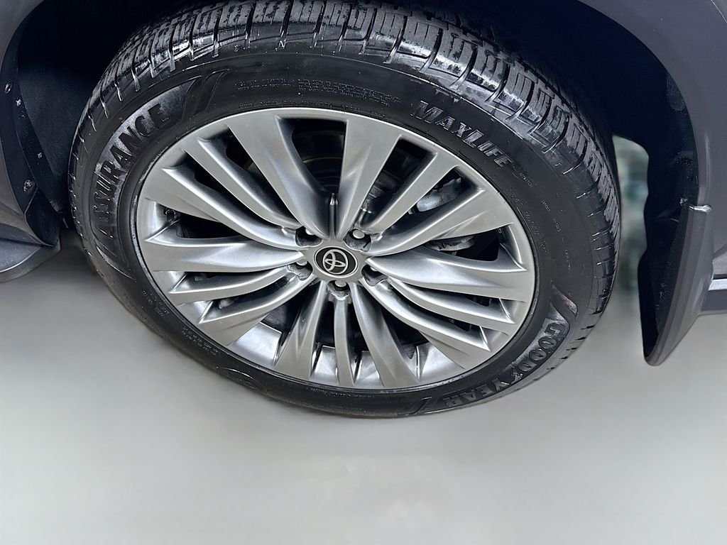 Used 2023 Magnetic Gray Metallic Toyota Platinum image 9
