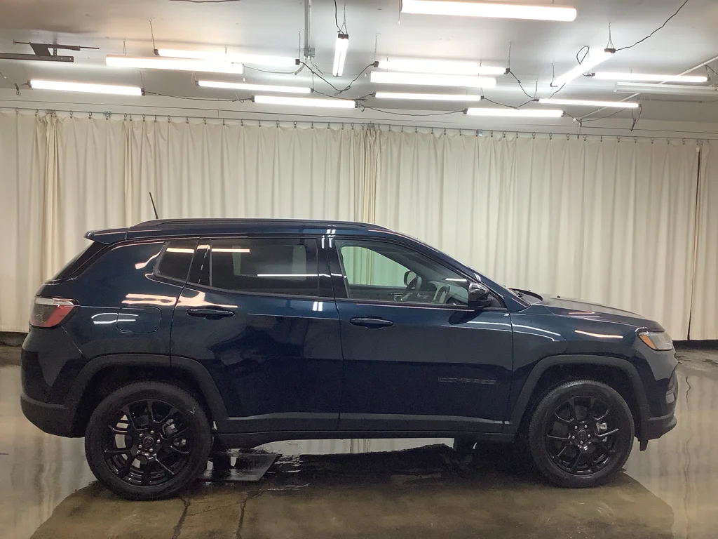 New 2026 Fathom Blue Pearl-Coat Exterior Paint Jeep Latitude image 4