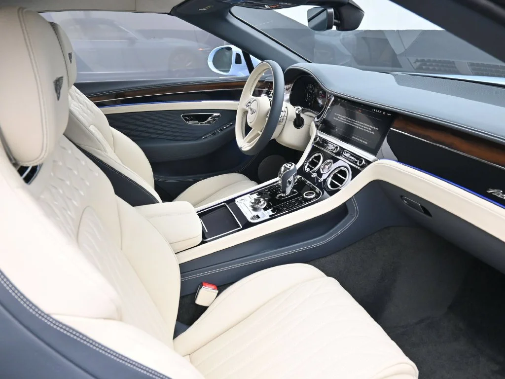Used 2026  Bentley V8 image 2