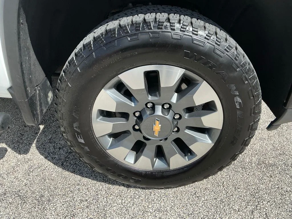 Used 2025 White Chevrolet Custom image 14