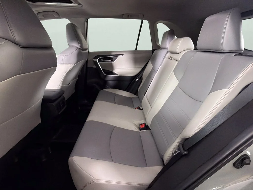 Used 2023  Toyota XLE Premium image 29