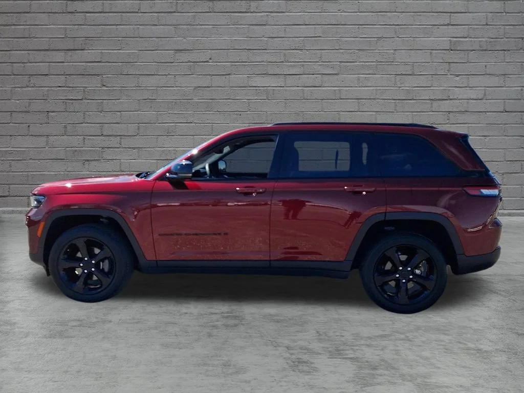 Used 2023 Velvet Red Pearlcoat Jeep Altitude image 7