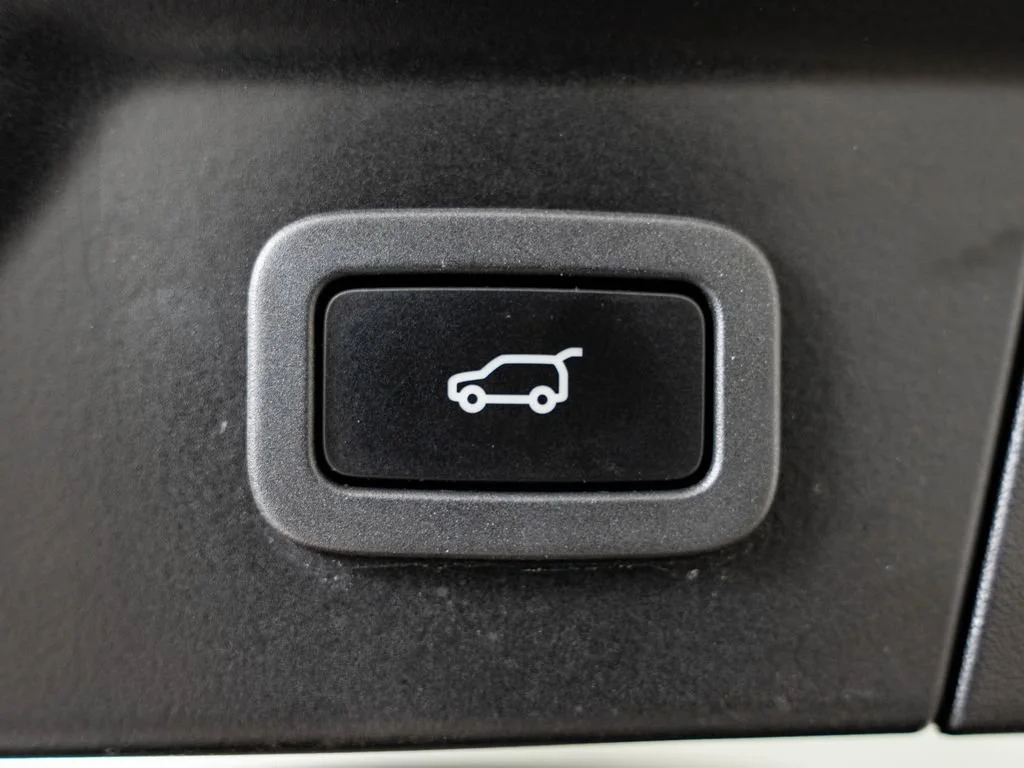 Used 2019 Santorini Black Metallic Land Rover R-Dynamic SE image 24