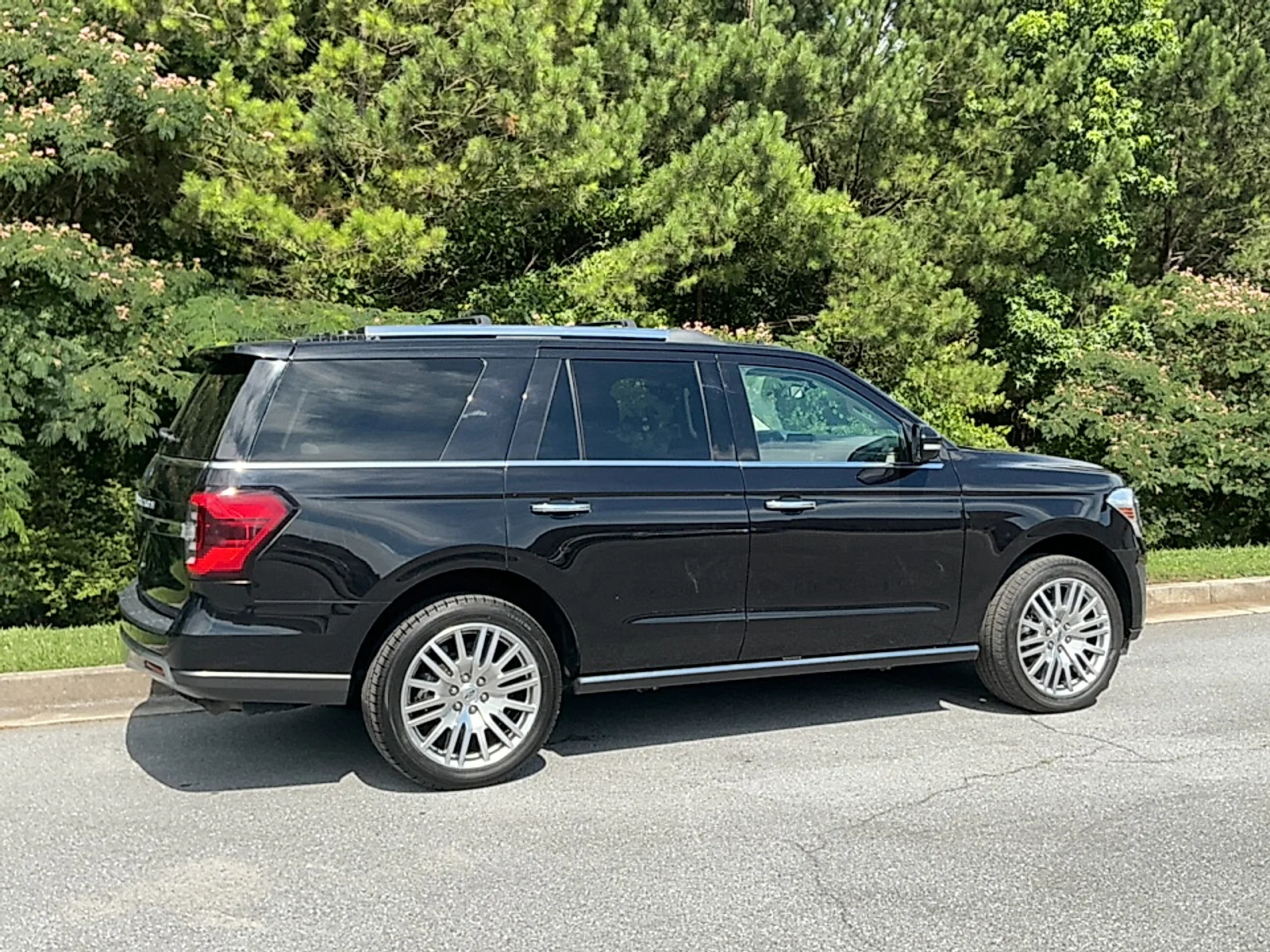Used 2024  Ford Limited image 2