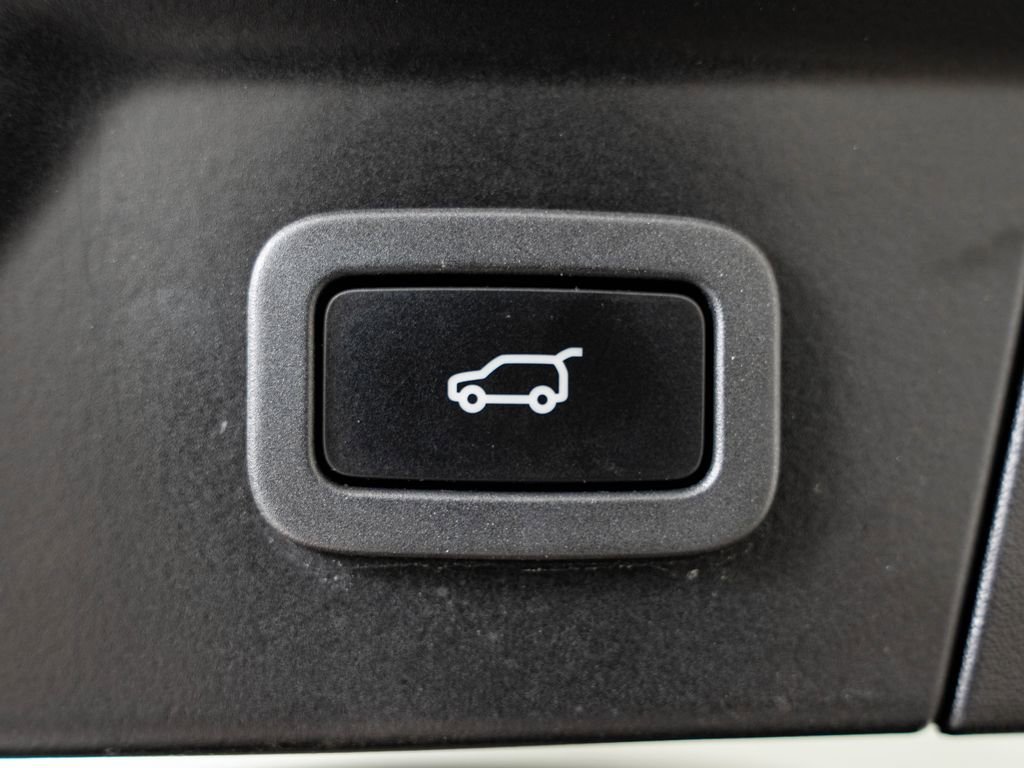 Used 2019 Santorini Black Metallic Land Rover R-Dynamic SE image 24