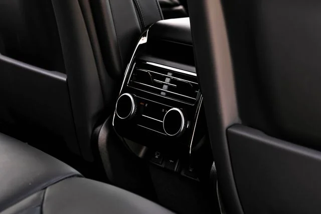 Used 2024  Land Rover Dynamic SE image 47