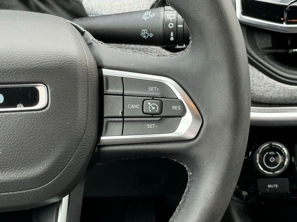 Used 2025 Black Jeep Latitude image 27