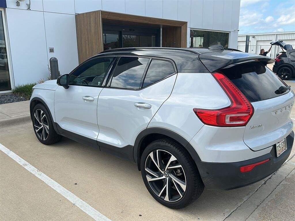 Used 2021 Glacier Silver Metallic Volvo R-Design image 11