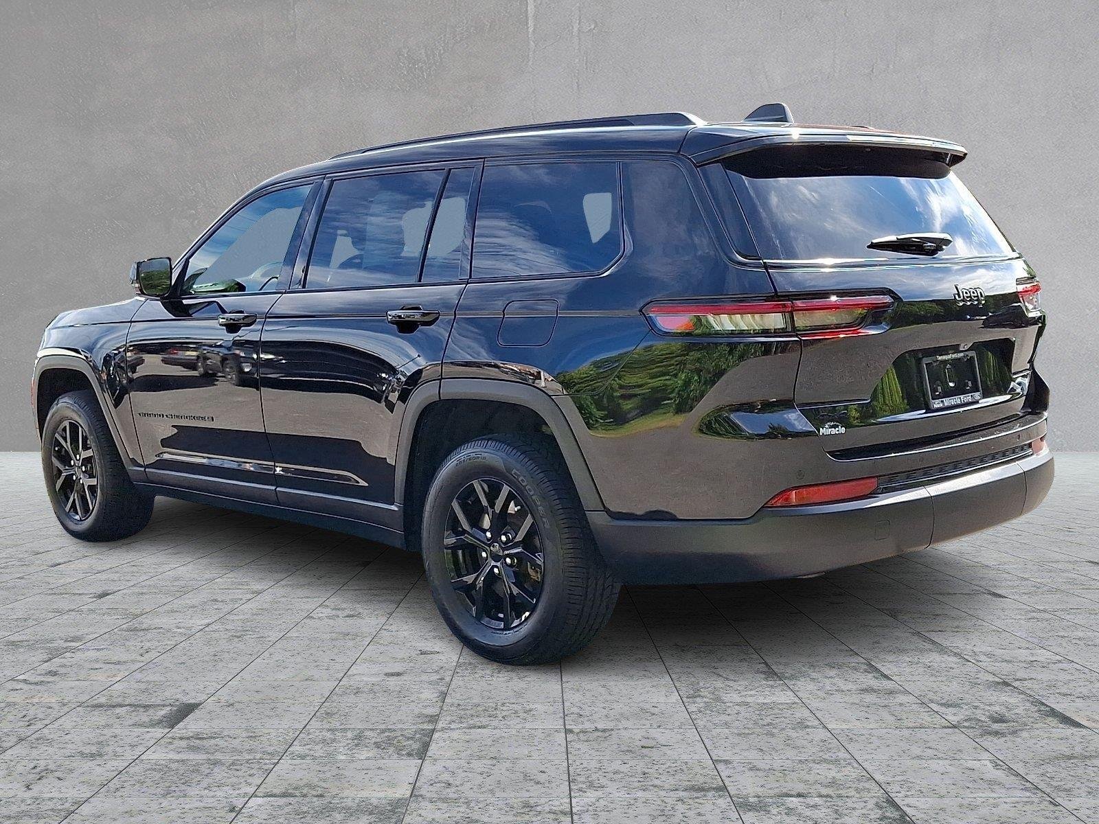 Used 2024 Diamond Black Jeep Altitude X image 4
