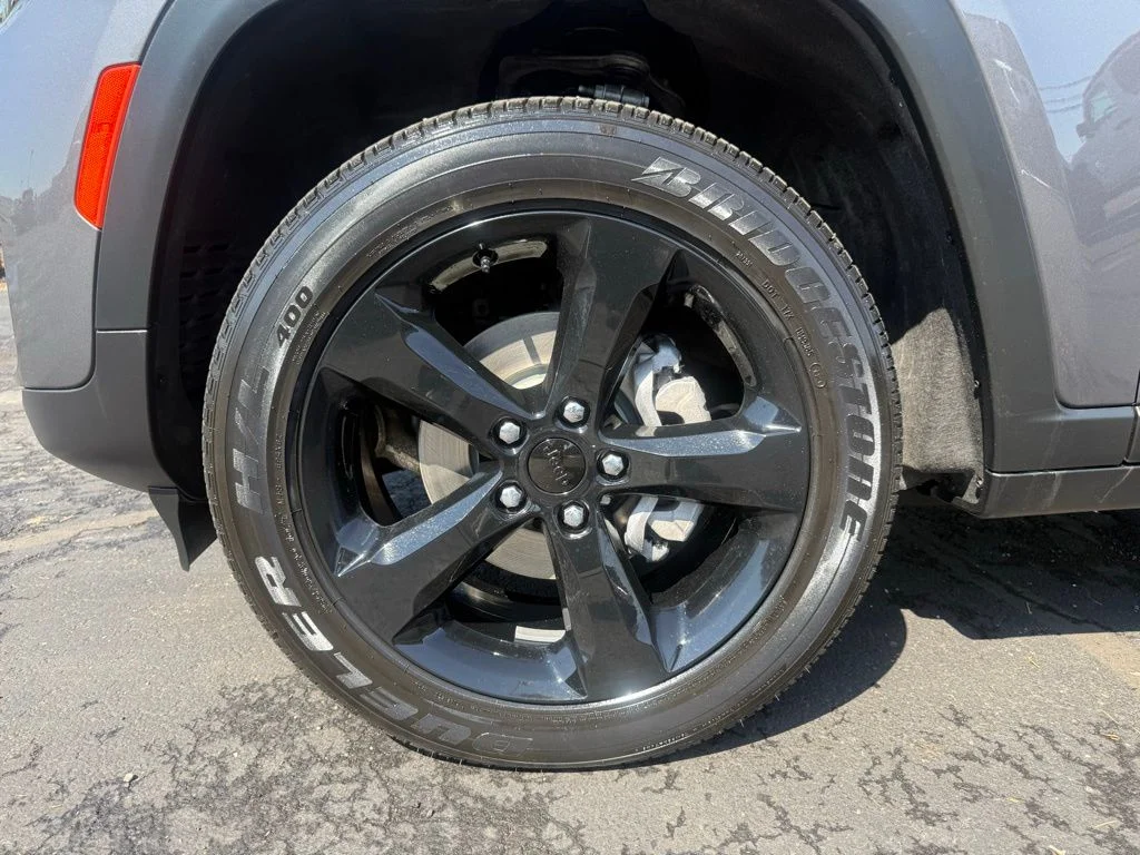 Certified Used 2024 Gray Jeep Altitude image 9