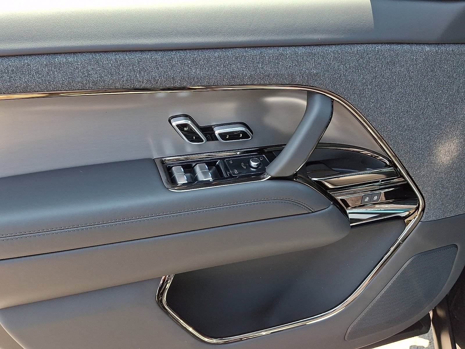 New 2026 Carpathian Grey Land Rover  image 9