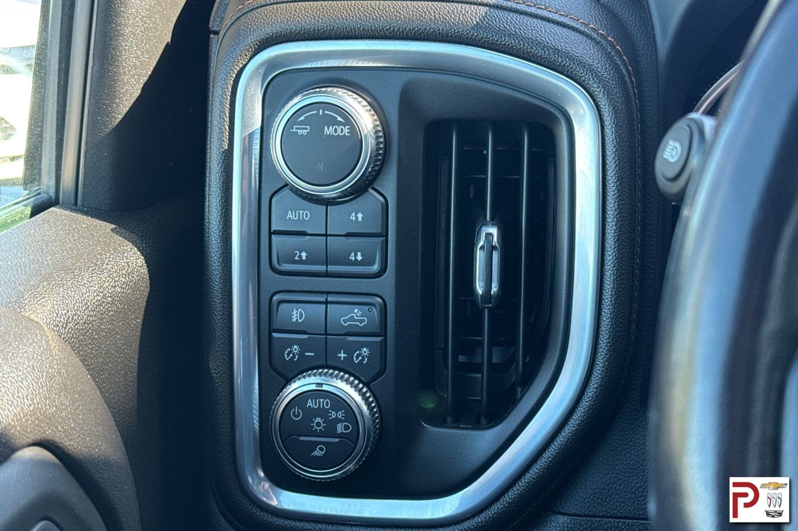 Used 2022 White GMC AT4 image 31