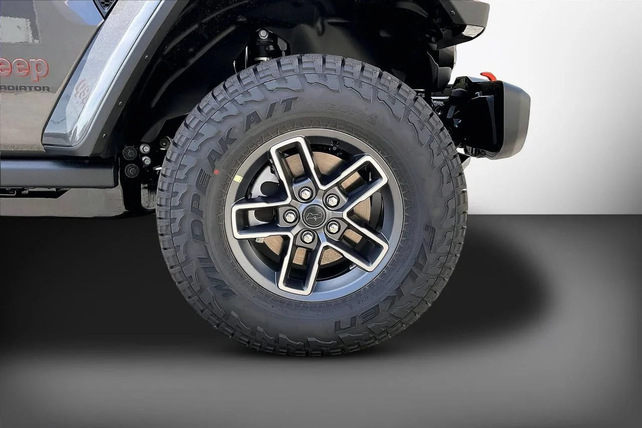 New 2026 Granite Crystal Metallic Clearcoat Jeep Mojave image 31