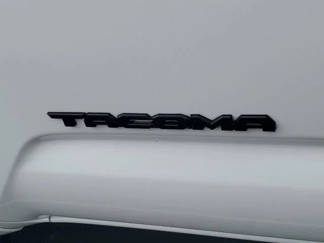 Used 2018 Super White Toyota SR5 image 27