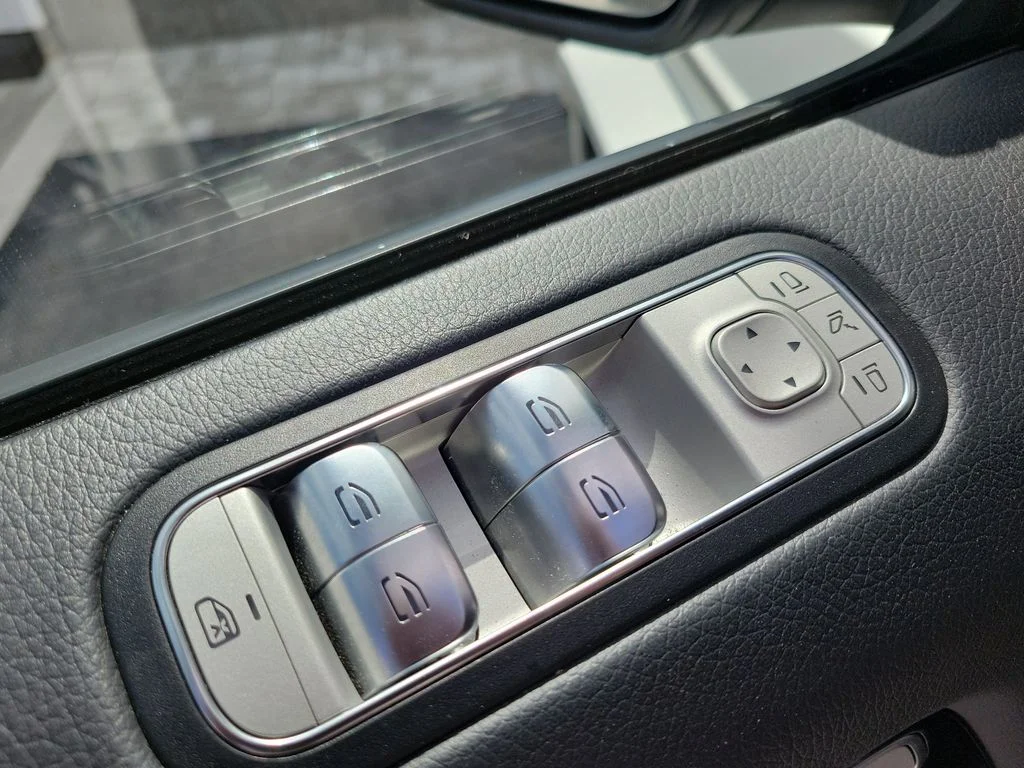Used 2025 White Mercedes-Benz G 550 image 17