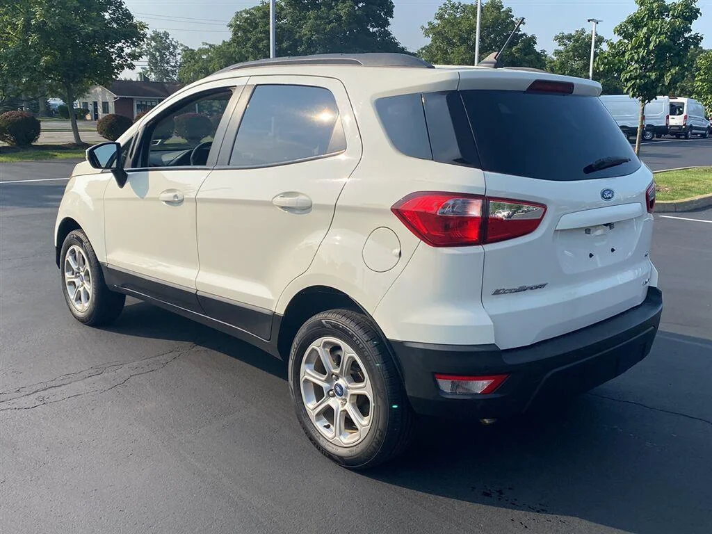 Used 2020 Diamond White Ford SE image 8