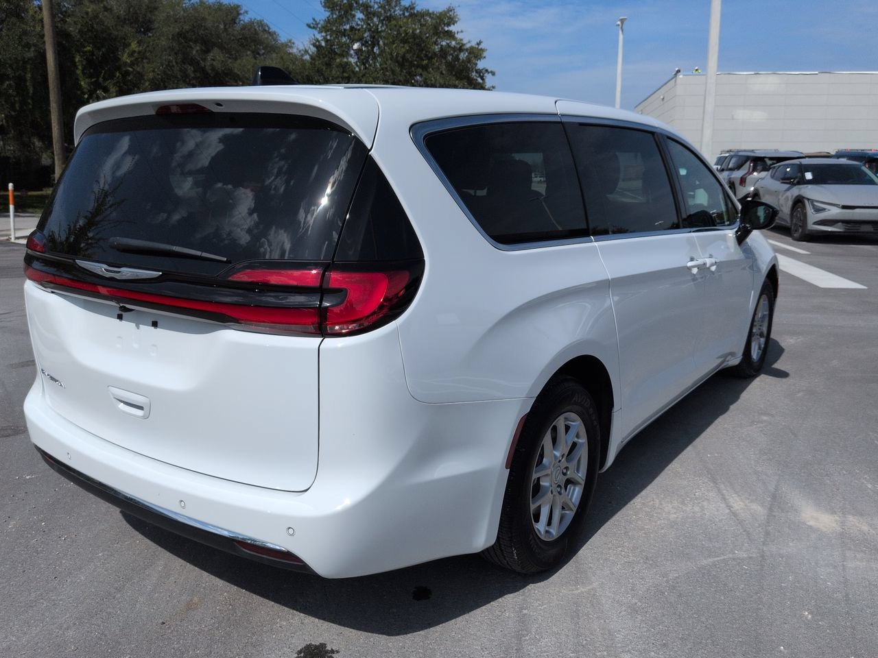 Used 2026 White Chrysler SELECT image 4