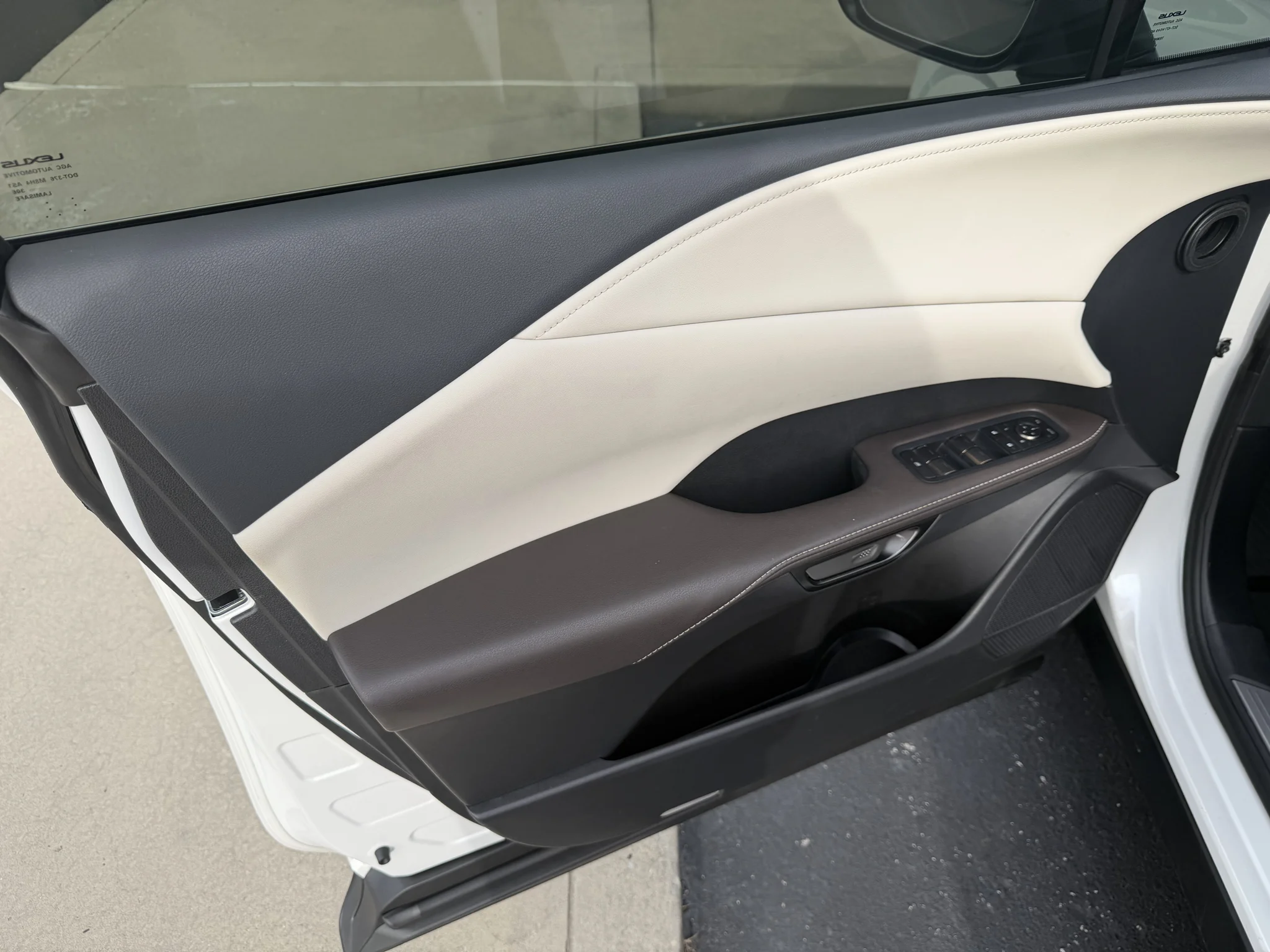 Used 2025 White Lexus RX 350 image 3