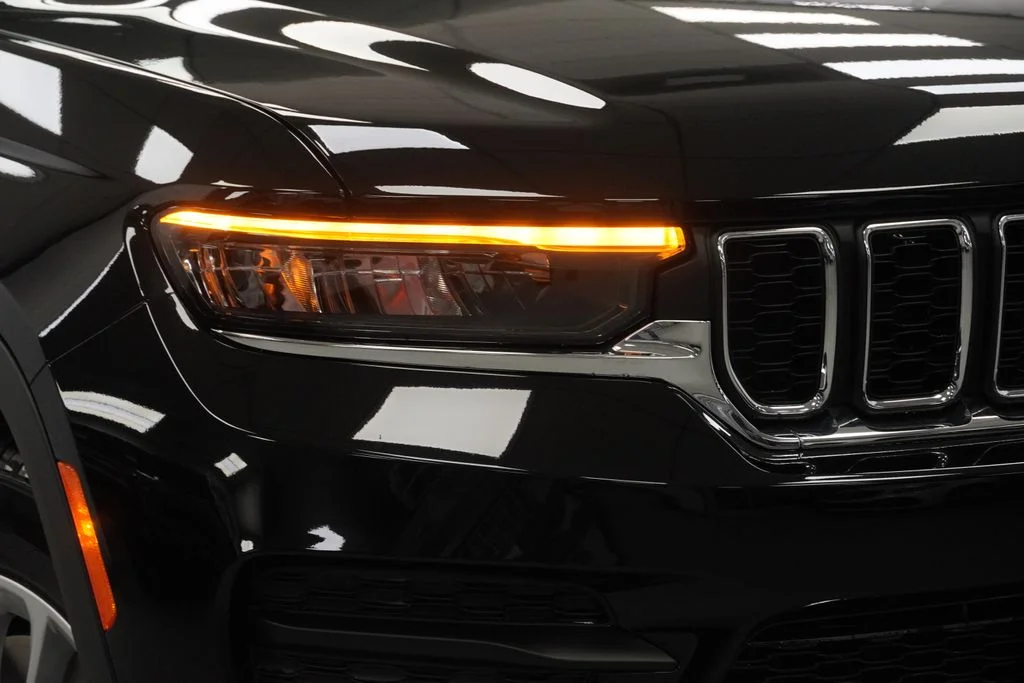 New 2026 Diamond Black Crystal Pearl-Coat Exterior Paint Jeep Laredo X image 5