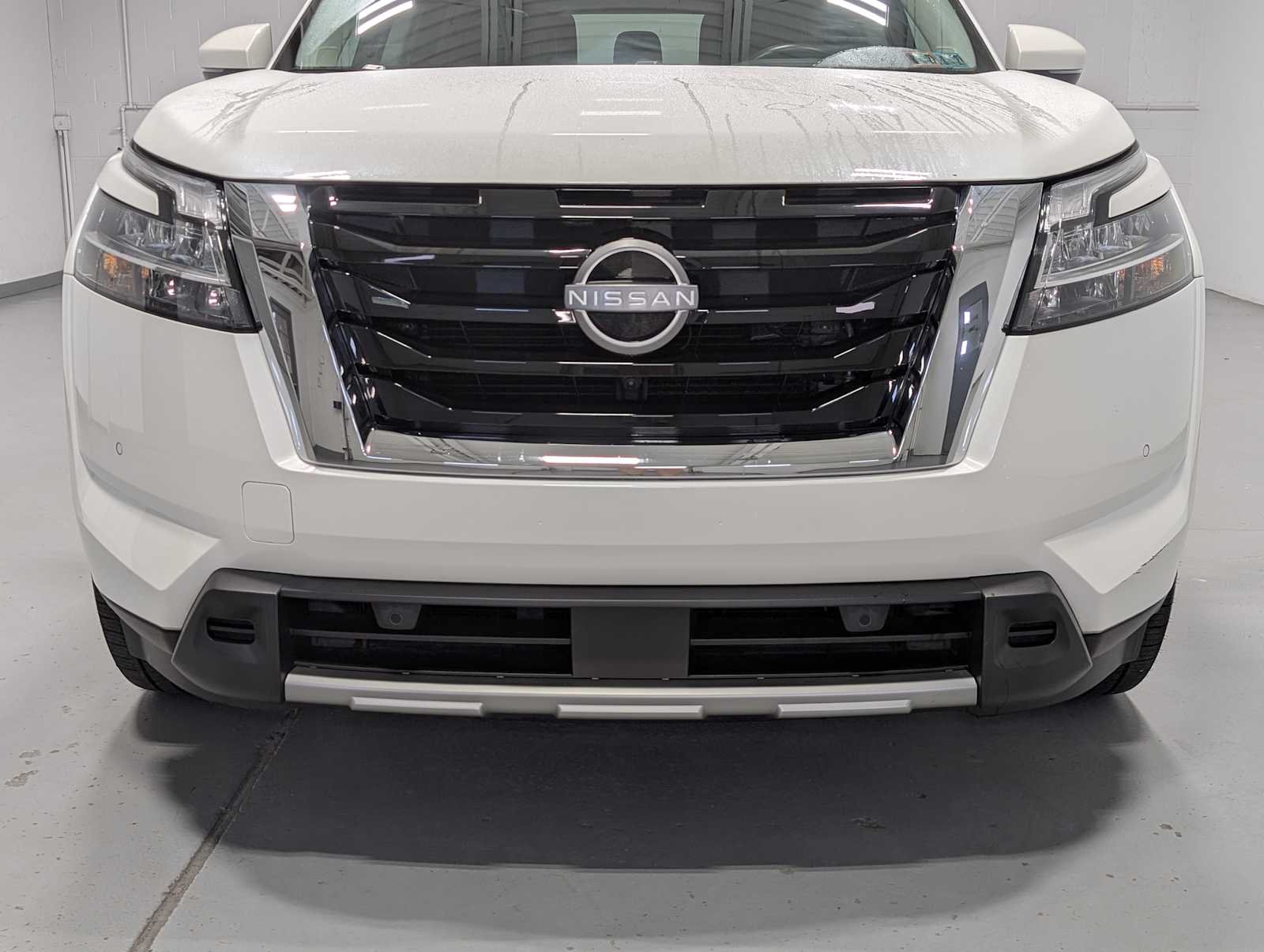Used 2024 Pearl White Tricoat Nissan SL image 2