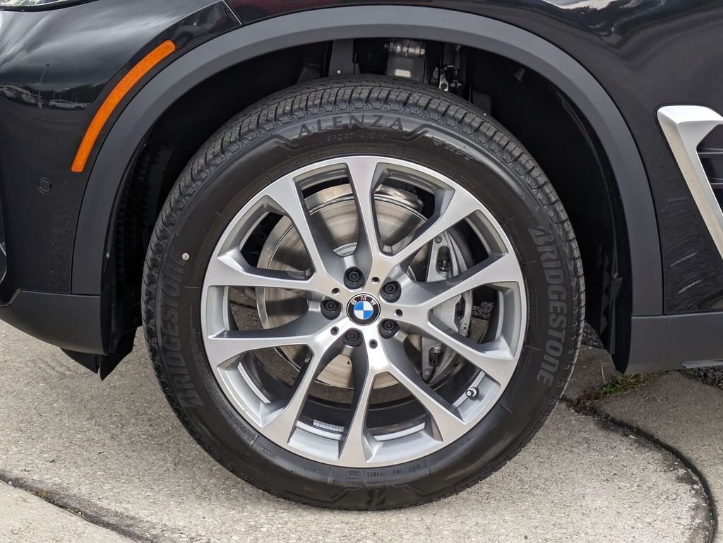 New 2026 Black Sapphire Metallic BMW sDrive40i image 9